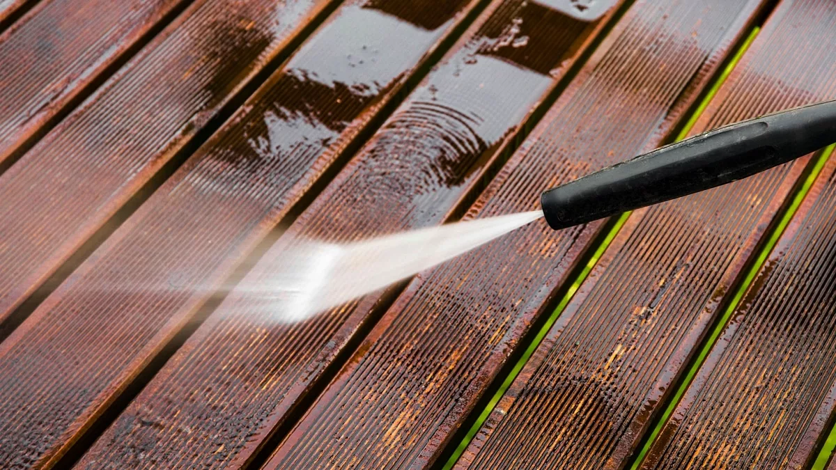 Professionelle Reinigung einer Terrasse mit Holzboden