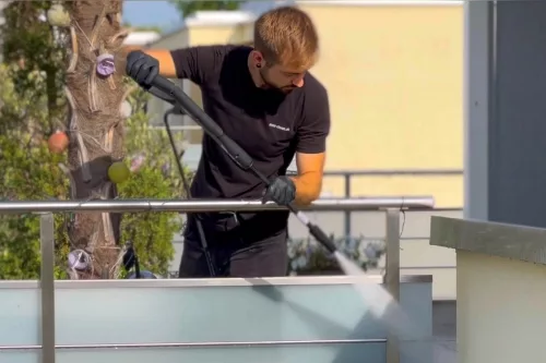 Ein Ever-Clean-Profi verwendet einen Hochdruckreiniger für die Aussenreinigung der Terrasse.
