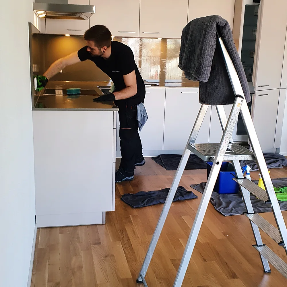 Wohnungsreinigung mit Abnahmegarantie in Wallisellen durch Ever-Clean: Professionelle Person reinigt Küche